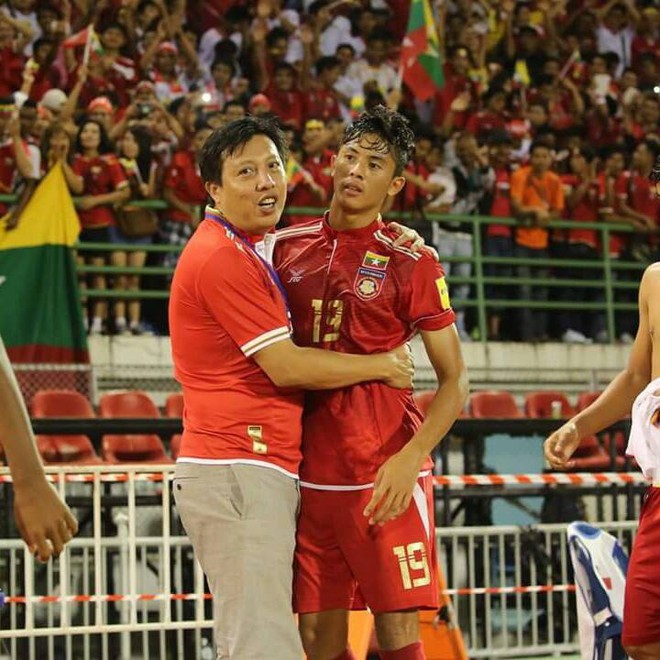 D&iacute;nh qu&aacute; nhiều chấn thương, t&agrave;i năng trẻ Myanmar giải nghệ, đi l&agrave;m c&ocirc;ng nh&acirc;n l&aacute;i m&aacute;y x&uacute;c kiếm sống - Ảnh 2.