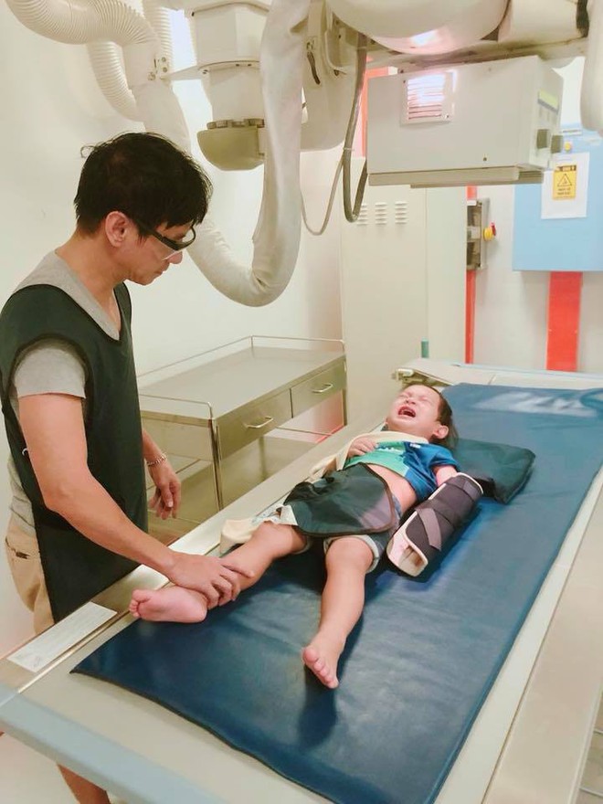 Con trai &uacute;t nh&agrave; L&yacute; Hải - Minh H&agrave; nghịch t&eacute; g&atilde;y tay, c&aacute;ch dạy con vượt qua khiến nhiều gia đ&igrave;nh phải học hỏi - Ảnh 4.