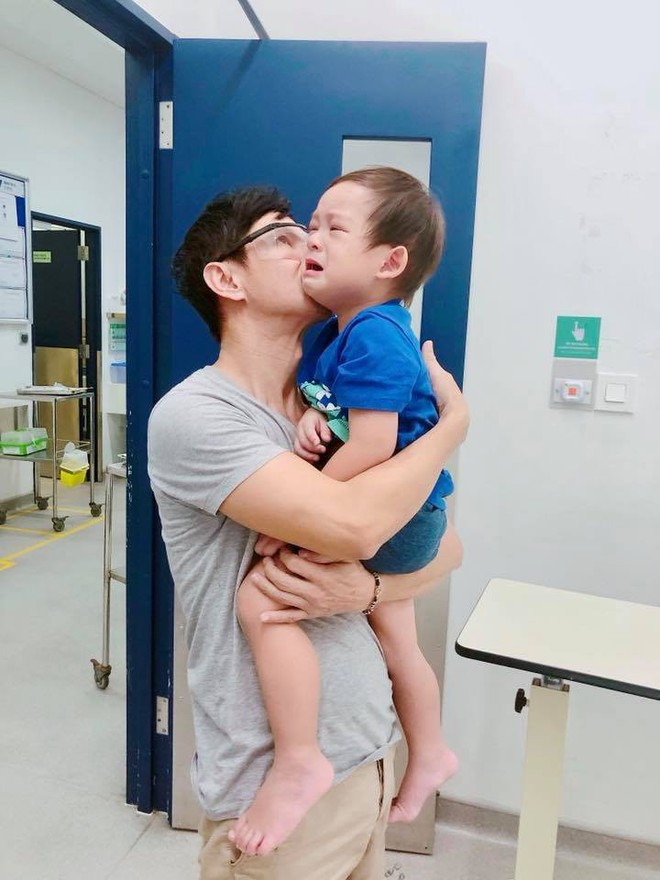Con trai &uacute;t nh&agrave; L&yacute; Hải - Minh H&agrave; nghịch t&eacute; g&atilde;y tay, c&aacute;ch dạy con vượt qua khiến nhiều gia đ&igrave;nh phải học hỏi - Ảnh 1.