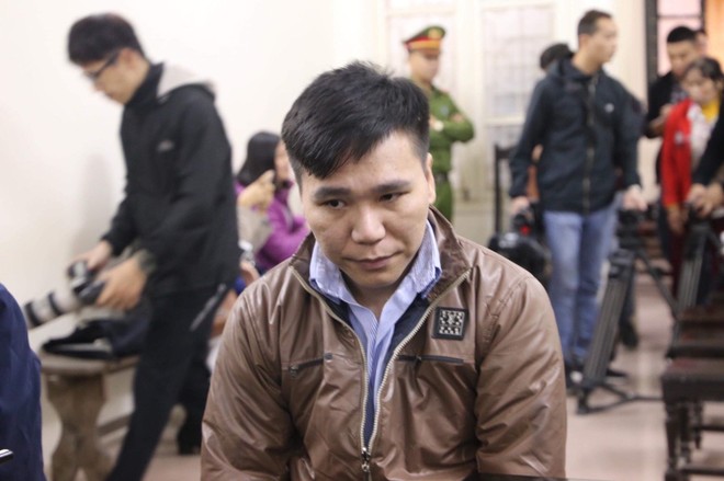 Xét xử ca sĩ Châu Việt Cường: Mẹ cô gái bị nhét tỏi mang di ảnh con đến tòa, khóc nức nở - Ảnh 3.