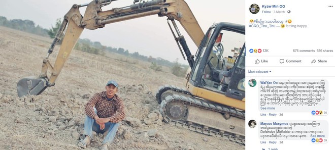 D&iacute;nh qu&aacute; nhiều chấn thương, t&agrave;i năng trẻ Myanmar giải nghệ, đi l&agrave;m c&ocirc;ng nh&acirc;n l&aacute;i m&aacute;y x&uacute;c kiếm sống - Ảnh 1.