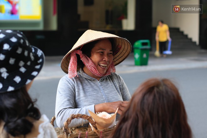 Nụ cười và giọt nước mắt của những người phụ nữ lam lũ trên đường phố Sài Gòn khi được tặng hoa 8/3 - Ảnh 6.