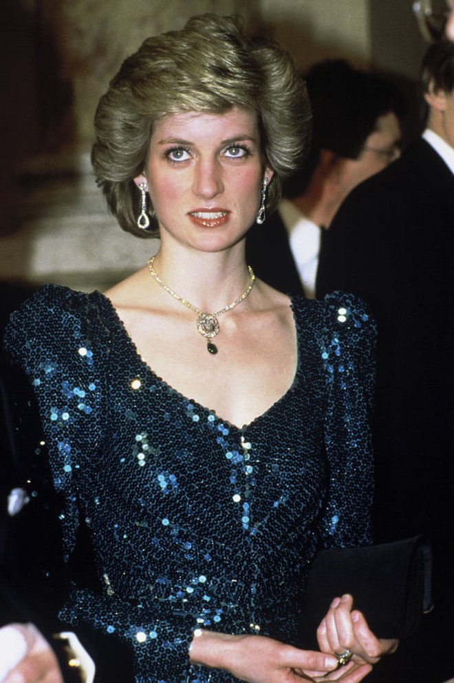 Cư dân mạng bất bình khi người thứ ba Camilla vô tư diện lại món nữ trang từng thuộc về Công nương Diana - Ảnh 3.