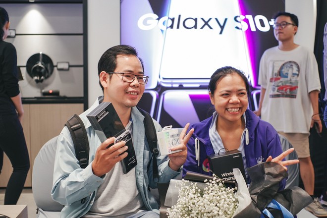 Hôm nay Galaxy S10 mở bán: Hoa hậu cũng đến mua, fan xếp hàng dài chờ lấy máy - Ảnh 6.