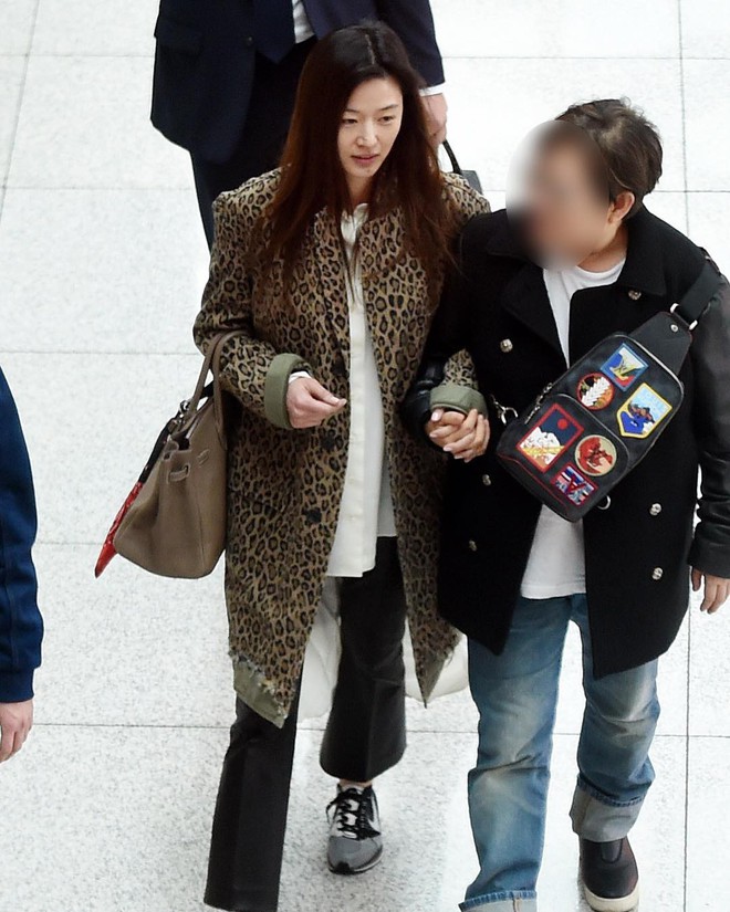 Mới giản dị như người thường ở sân bay, chỉ sau vài tiếng Jun Ji Hyun đã triệu hồi đẳng cấp nữ hoàng trứ danh như thế nào? - Ảnh 2.