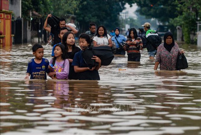 Lũ lụt nghi&ecirc;m trọng tại Indonesia, h&agrave;ng trăm người phải sơ t&aacute;n - Ảnh 1.