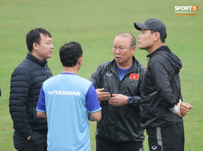 Trợ l&yacute; ng&ocirc;n ngữ L&ecirc; Huy Khoa chưa kịp thay đồ, cất vali, đến thẳng buổi tập của U23 Việt Nam - Ảnh 5.