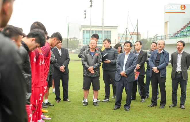 Trợ l&yacute; ng&ocirc;n ngữ L&ecirc; Huy Khoa chưa kịp thay đồ, cất vali, đến thẳng buổi tập của U23 Việt Nam - Ảnh 2.