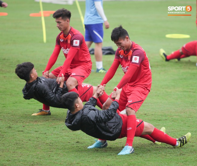 Trợ l&yacute; ng&ocirc;n ngữ L&ecirc; Huy Khoa chưa kịp thay đồ, cất vali, đến thẳng buổi tập của U23 Việt Nam - Ảnh 9.