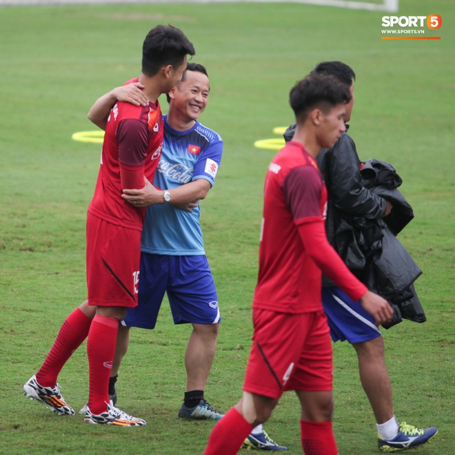 Trợ l&yacute; ng&ocirc;n ngữ L&ecirc; Huy Khoa chưa kịp thay đồ, cất vali, đến thẳng buổi tập của U23 Việt Nam - Ảnh 6.