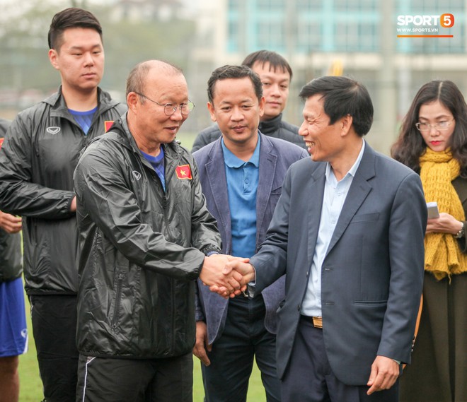 Trợ l&yacute; ng&ocirc;n ngữ L&ecirc; Huy Khoa chưa kịp thay đồ, cất vali, đến thẳng buổi tập của U23 Việt Nam - Ảnh 4.