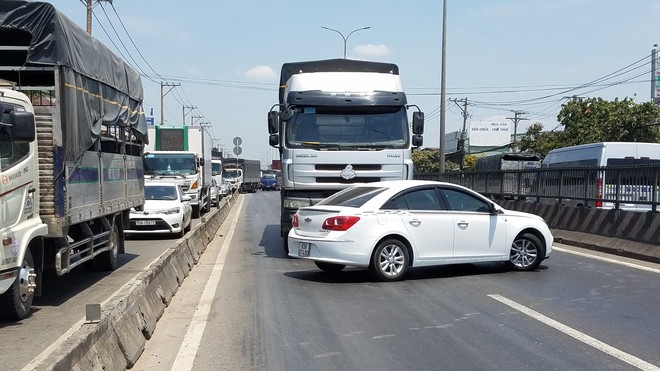 Nam tài xế kêu cứu thất thanh trong xế hộp xoay ngang bị xe tải đẩy hơn 20m trên quốc lộ 1 - Ảnh 1.