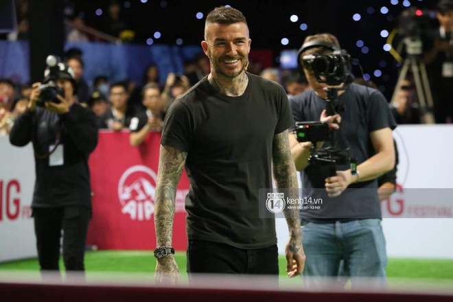 Cập nhật sự kiện có mặt David Beckham tại Việt Nam: Danh thủ nước Anh học làm gỏi cuốn, thân thiện giao lưu với hàng trăm khán giả - Ảnh 9.