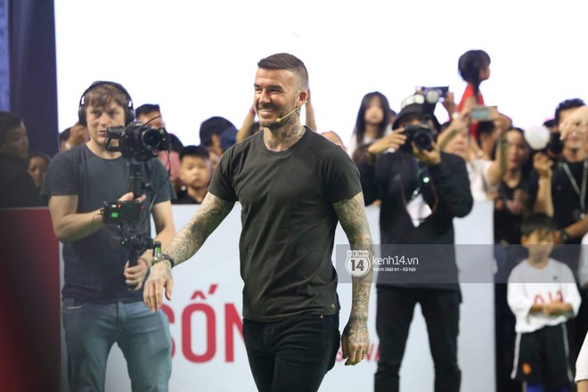 Cập nhật sự kiện có mặt David Beckham tại Việt Nam: Danh thủ nước Anh học làm gỏi cuốn, thân thiện giao lưu với hàng trăm khán giả - Ảnh 2.