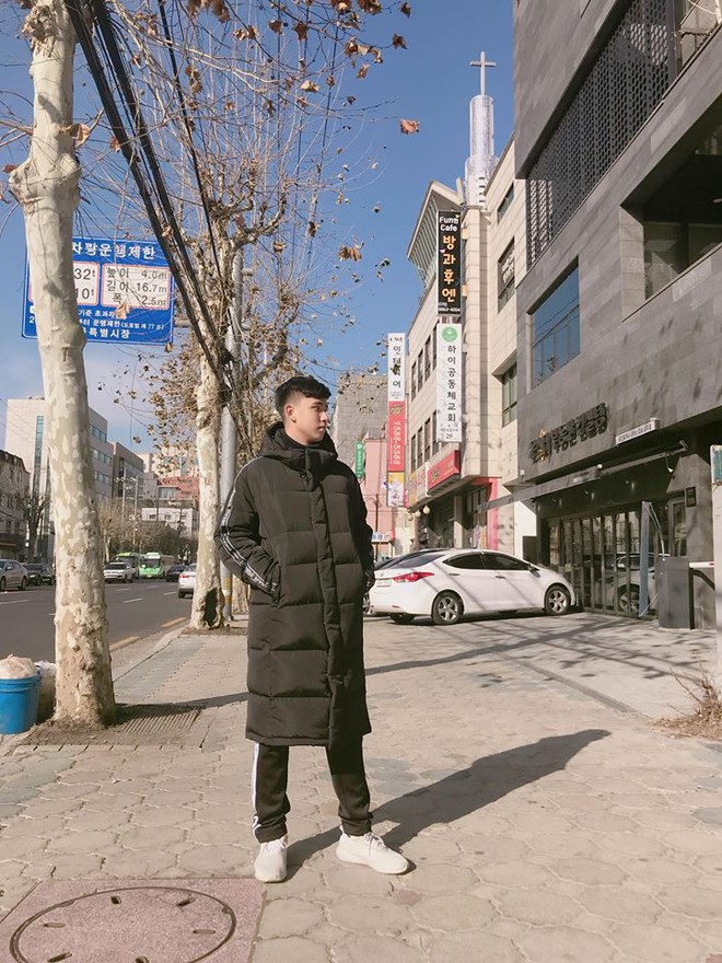Tặng hoa chị g&aacute;i dịp 8/3, thanh ni&ecirc;n bất ngờ được c&aacute;c chị tấn c&ocirc;ng mạnh mẽ v&igrave; ngọt ng&agrave;o, điển trai lại cao 1m89 - Ảnh 2.