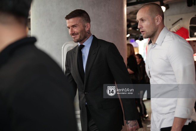 Clip độc quyền: David Beckham được bảo vệ nghiêm ngặt, diện vest lịch lãm tại họp báo ở Việt Nam - Ảnh 4.