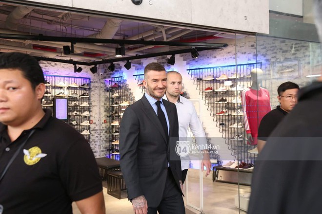 Clip độc quyền: David Beckham được bảo vệ nghiêm ngặt, diện vest lịch lãm tại họp báo ở Việt Nam - Ảnh 5.