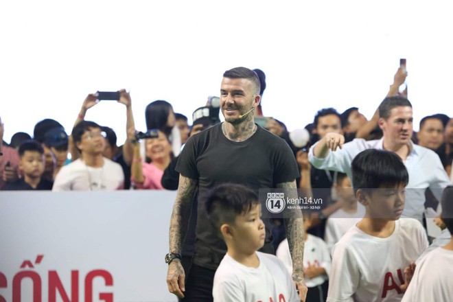 Cập nhật sự kiện có mặt David Beckham tại Việt Nam: Danh thủ nước Anh học làm gỏi cuốn, thân thiện giao lưu với hàng trăm khán giả - Ảnh 10.