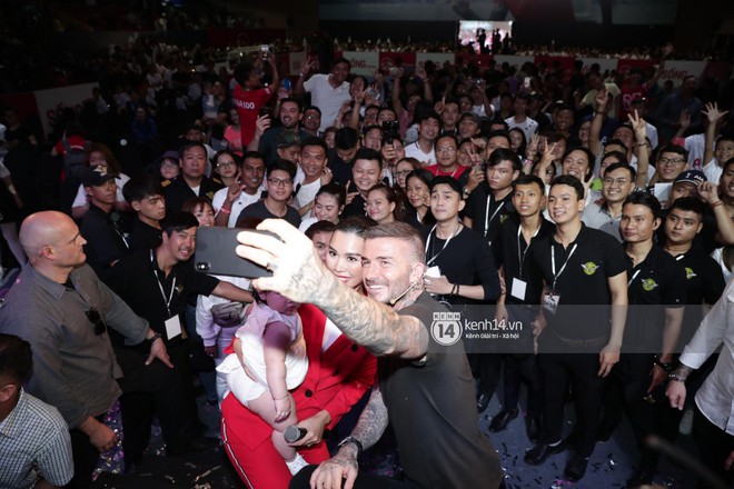 Cập nhật sự kiện có mặt David Beckham tại Việt Nam: Danh thủ nước Anh học làm gỏi cuốn, thân thiện giao lưu với hàng trăm khán giả - Ảnh 15.