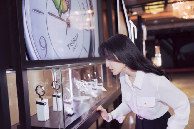 Thay đổi kiểu tóc, Lưu Diệc Phi trở lại thời kỳ đỉnh cao nhan sắc một cách ngoạn mục! - Ảnh 10. Thay đổi kiểu tóc, Lưu Diệc Phi trở lại thời kỳ đỉnh cao nhan sắc một cách ngoạn mục! - Ảnh 10.