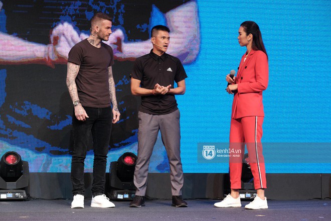 Cập nhật sự kiện có mặt David Beckham tại Việt Nam: Danh thủ nước Anh học làm gỏi cuốn, thân thiện giao lưu với hàng trăm khán giả - Ảnh 4.