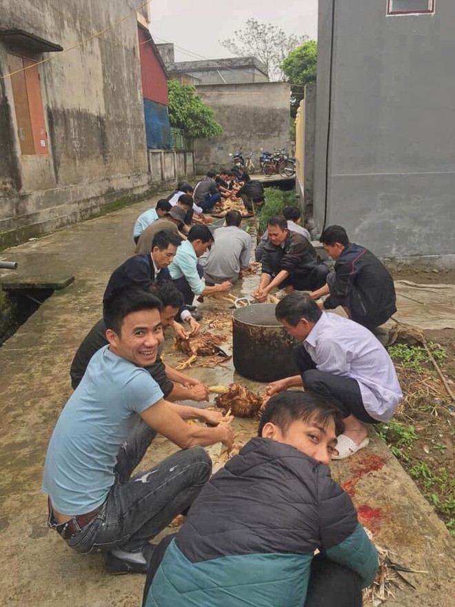 Hình ảnh ấn tượng hậu 8/3: Hàng chục nam thanh niên tham gia đội quân vặt lông gà hùng hậu nhất MXH - Ảnh 2.