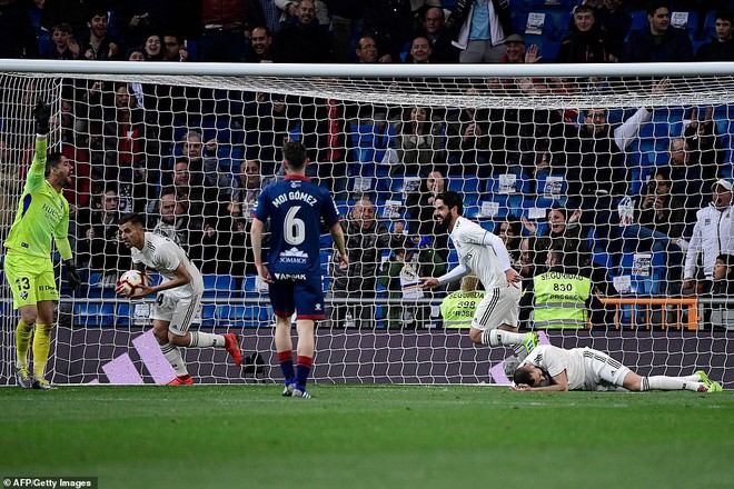 Zidane bất ngờ trọng dụng con trai, Real Madrid thắng toát mồ hôi hột trước đội cuối bảng - Ảnh 4.