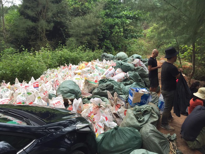 Thử thách dọn rác phiên bản lôi kéo đông vui nhất: 100 người nhặt cả tấn rác ở bãi sông Hồng, xử lý 90% rác khổng lồ ở Sơn Trà - Ảnh 10.