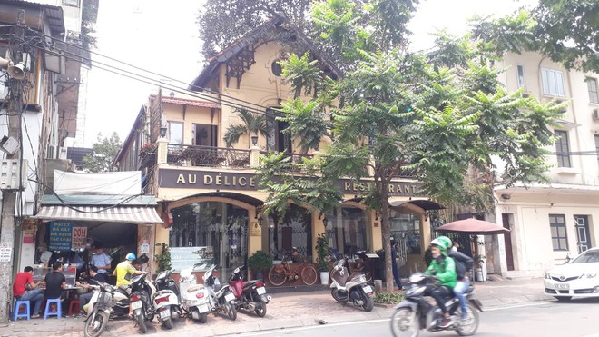 Tr&iacute;ch xuất camera điều tra nghi &aacute;n nam thanh ni&ecirc;n sờ ngực nữ nh&acirc;n vi&ecirc;n nh&agrave; h&agrave;ng sang trọng rồi b&oacute;p cổ  - Ảnh 2.