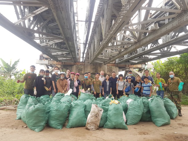 Thử thách dọn rác phiên bản lôi kéo đông vui nhất: 100 người nhặt cả tấn rác ở bãi sông Hồng, xử lý 90% rác khổng lồ ở Sơn Trà - Ảnh 5.