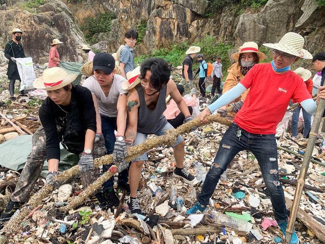 Thử thách dọn rác phiên bản lôi kéo đông vui nhất: 100 người nhặt cả tấn rác ở bãi sông Hồng, xử lý 90% rác khổng lồ ở Sơn Trà - Ảnh 8.