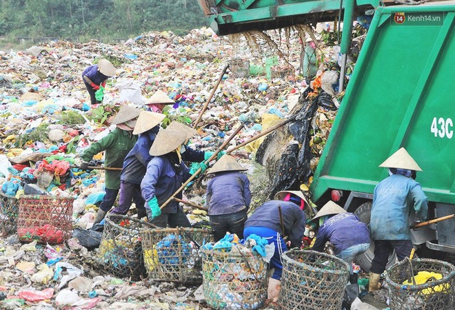 Phận đời những người mẹ "bới rác tìm cơm" tại bãi rác lớn nhất Đà Nẵng: Kiếm từng đồng nuôi con học Đại học - Ảnh 3.