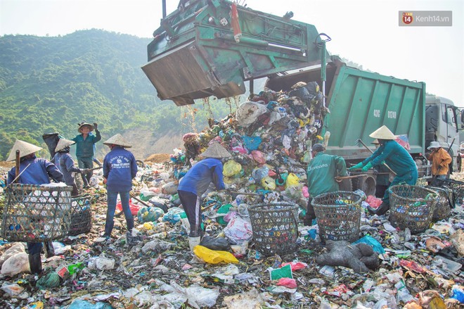 Phận đời những người mẹ "bới rác tìm cơm" tại bãi rác lớn nhất Đà Nẵng: Kiếm từng đồng nuôi con học Đại học - Ảnh 3.