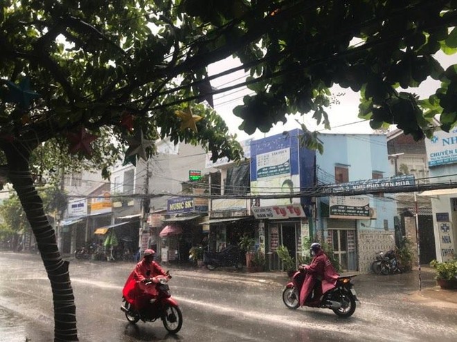 Người Sài Gòn đón mưa vàng, được giải nhiệt sau những ngày nắng nóng với tia cực tím cao - Ảnh 1.