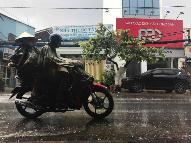 Người Sài Gòn đón mưa vàng, được giải nhiệt sau những ngày nắng nóng với tia cực tím cao - Ảnh 4.
