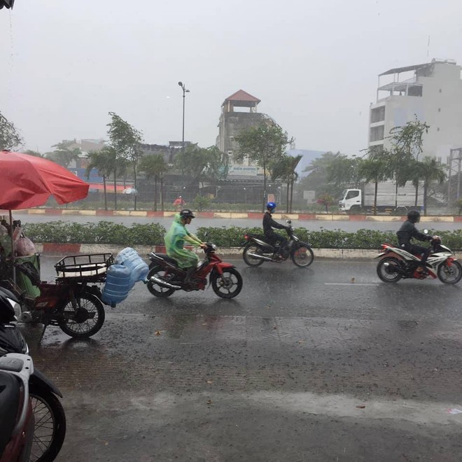 Người Sài Gòn đón mưa vàng, được giải nhiệt sau những ngày nắng nóng với tia cực tím cao - Ảnh 7.