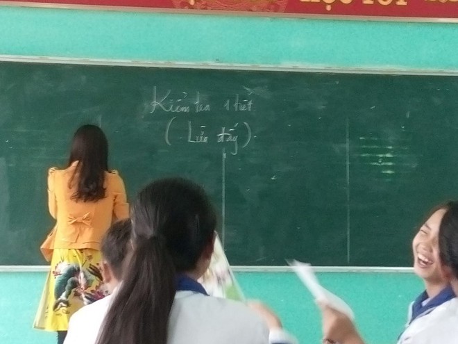 Đứng tim vì bất ngờ bị cô giáo bắt kiểm tra một tiết, cái kết hóa ra chỉ là trò đùa ngày Cá tháng Tư - Ảnh 1.