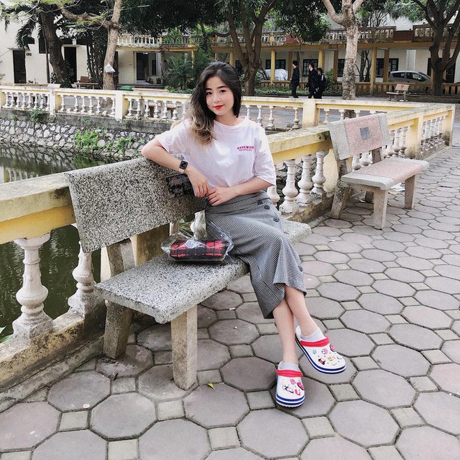 Street style hot mom: Heo Mi Nhon khoe tóc mới, Huyền Lizzie cực trẻ xinh khi diện đồ đôi với con - Ảnh 2.