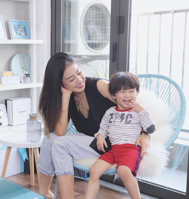 Street style hot mom: Heo Mi Nhon khoe tóc mới, Huyền Lizzie cực trẻ xinh khi diện đồ đôi với con - Ảnh 3.