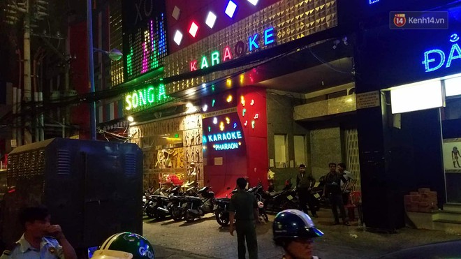 C&ocirc;ng an phong tỏa, kh&aacute;m x&eacute;t tụ điểm karaoke của Ph&uacute;c XO - Ảnh 2.