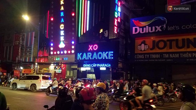 Công an phong tỏa, khám xét tụ điểm karaoke của Phúc XO - Ảnh 1.