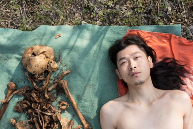 Nghệ sĩ Trung Quốc gây tranh cãi khi khoả thân chụp ảnh với hài cốt của cha vào Tết Thanh Minh - Ảnh 1.
