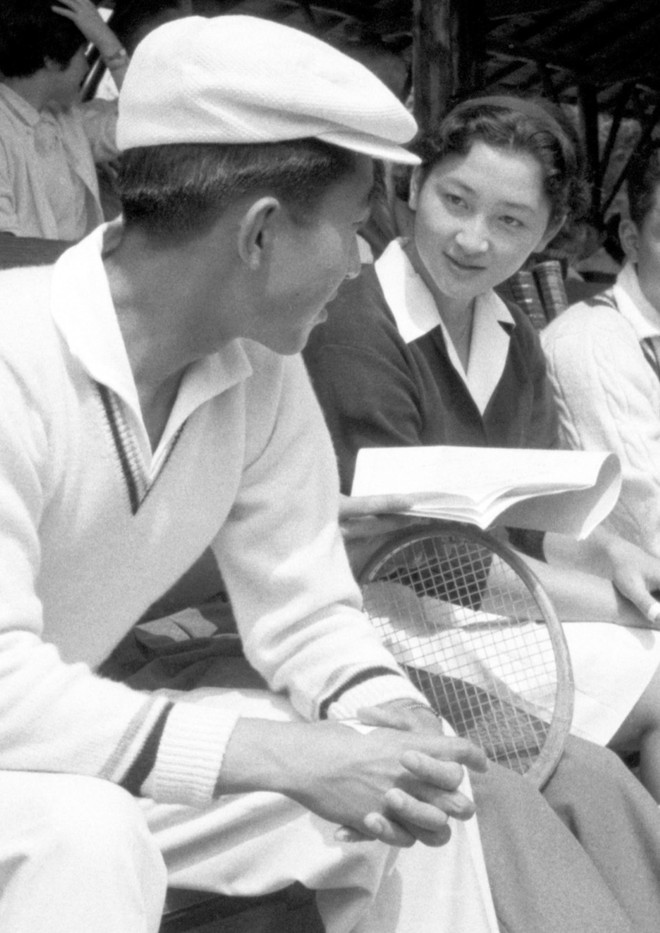 Chuyện tình lãng mạn 60 năm của Vua và Hoàng hậu Nhật Bản: Dù bao năm đi nữa vẫn vui vẻ chơi tennis cùng nhau - Ảnh 2.