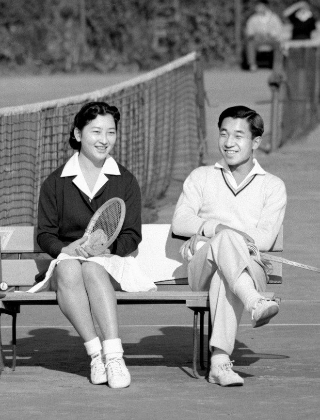 Chuyện tình lãng mạn 60 năm của Vua và Hoàng hậu Nhật Bản: Dù bao năm đi nữa vẫn vui vẻ chơi tennis cùng nhau - Ảnh 3.