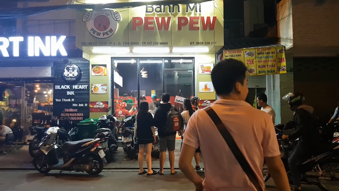 Giữa lùm xùm, dân mạng lục lại clip Khoa Pug từng mòn mỏi chờ ở quán để review bánh mì PewPew: Ngon hay dở? - Ảnh 3.