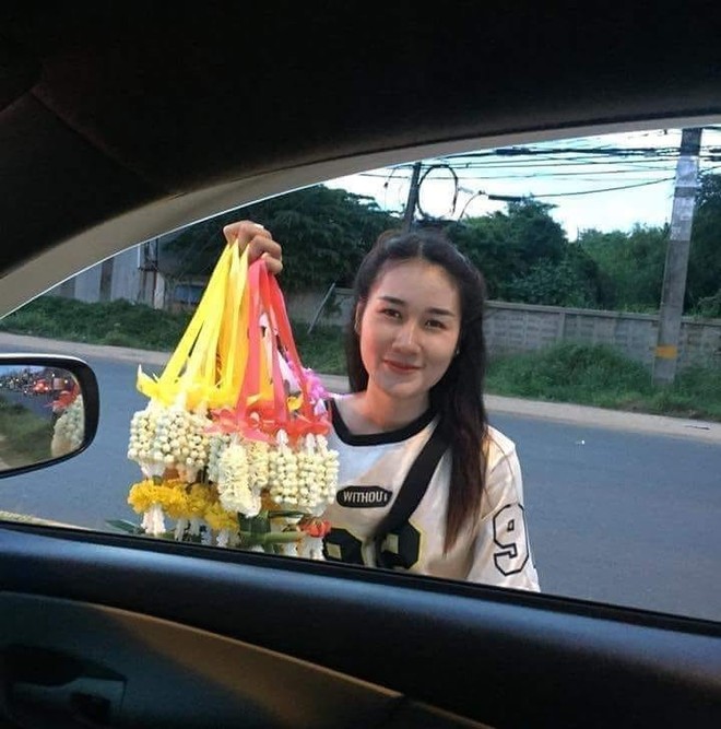 Chỉ đi b&aacute;n hoa kh&ocirc; dạo tr&ecirc;n đường, c&ocirc; g&aacute;i cũng được truy t&igrave;m danh t&iacute;nh v&igrave; qu&aacute; xinh - Ảnh 1.