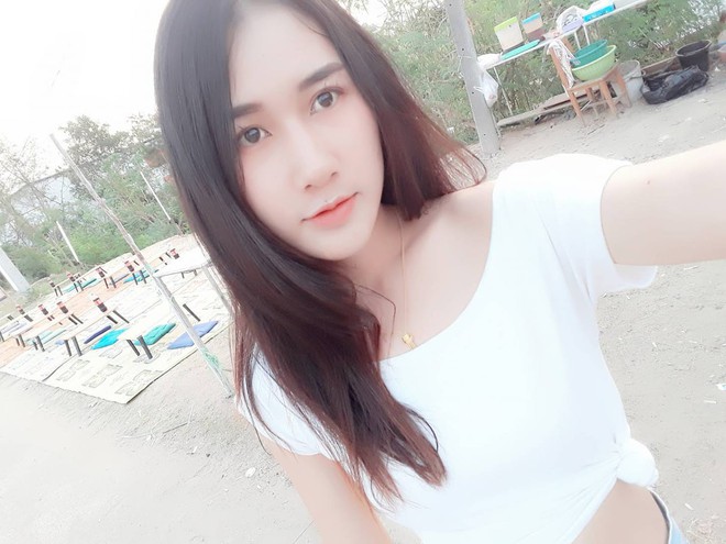 Chỉ đi b&aacute;n hoa kh&ocirc; dạo tr&ecirc;n đường, c&ocirc; g&aacute;i cũng được truy t&igrave;m danh t&iacute;nh v&igrave; qu&aacute; xinh - Ảnh 4.