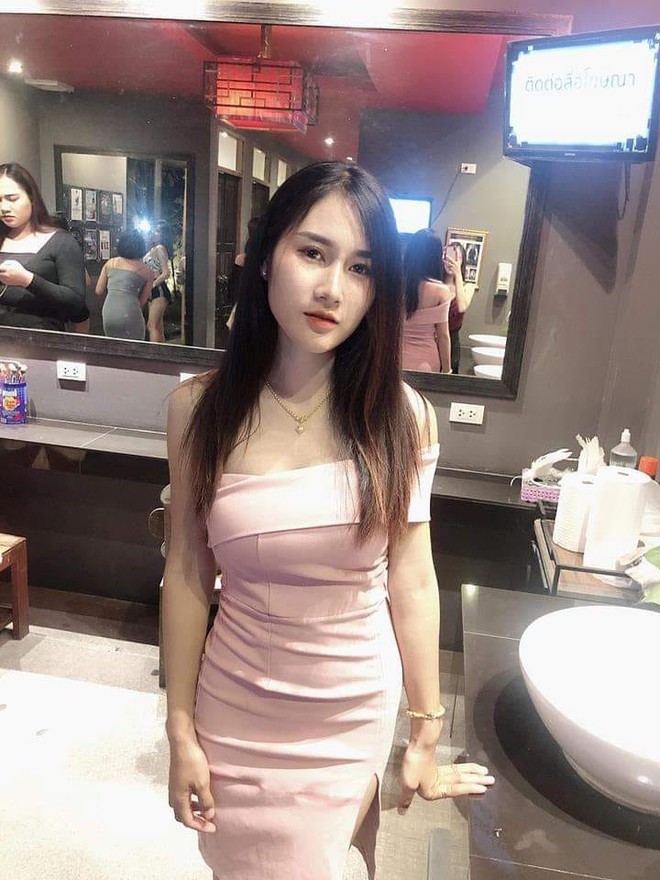 Chỉ đi b&aacute;n hoa kh&ocirc; dạo tr&ecirc;n đường, c&ocirc; g&aacute;i cũng được truy t&igrave;m danh t&iacute;nh v&igrave; qu&aacute; xinh - Ảnh 3.