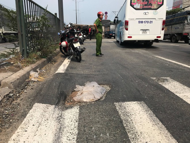 TP. HCM: Xe tải vấp ổ g&agrave; tr&ecirc;n Quốc lộ, lao sang đường g&acirc;y tai nạn li&ecirc;n ho&agrave;n - Ảnh 2.