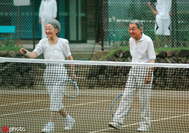 Chuyện tình lãng mạn 60 năm của Vua và Hoàng hậu Nhật Bản: Dù bao năm đi nữa vẫn vui vẻ chơi tennis cùng nhau - Ảnh 13.
